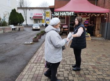 Сегодня, 14 ноября по инициативе Общественного Движения «Донецкая Республика» в Червоногвардейском районе города Макеевки проходит раздача официального печатного издания Общественного Движения «Донецкая Республика»