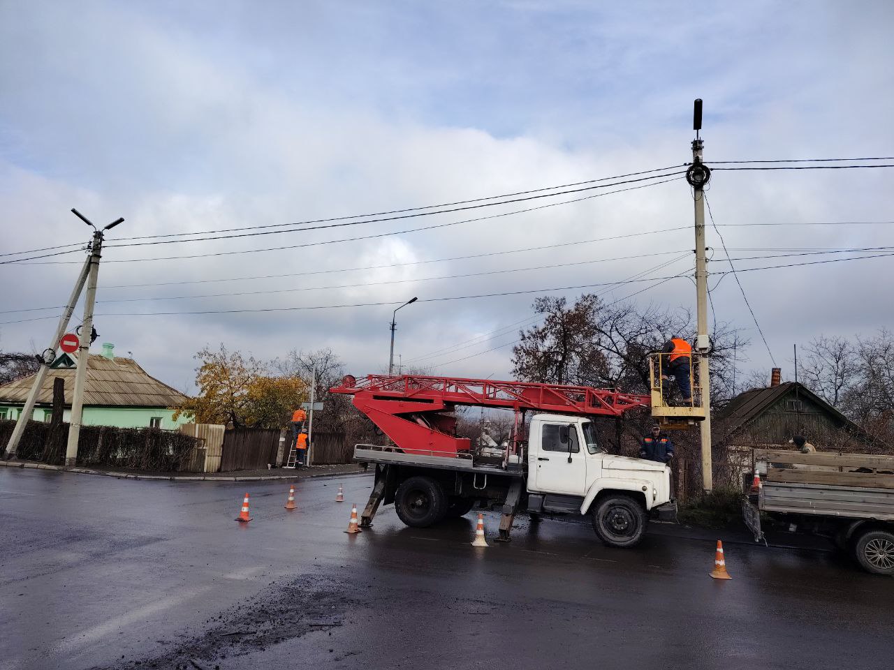 По многочисленным обращениям жителей Администрация Шахтерского муниципального округа совместно с ГУП ДНР «Специализированная монтажно-эксплуатационная организация» приступили к ремонтно-восстановительным работам светофора на... По многочисленным обращениям жителей Администрация Шахтерского муниципального округа совместно с ГУП ДНР «Специализированная монтажно-эксплуатационная организация» приступили к ремонтно-восстановительным работам светофора на...