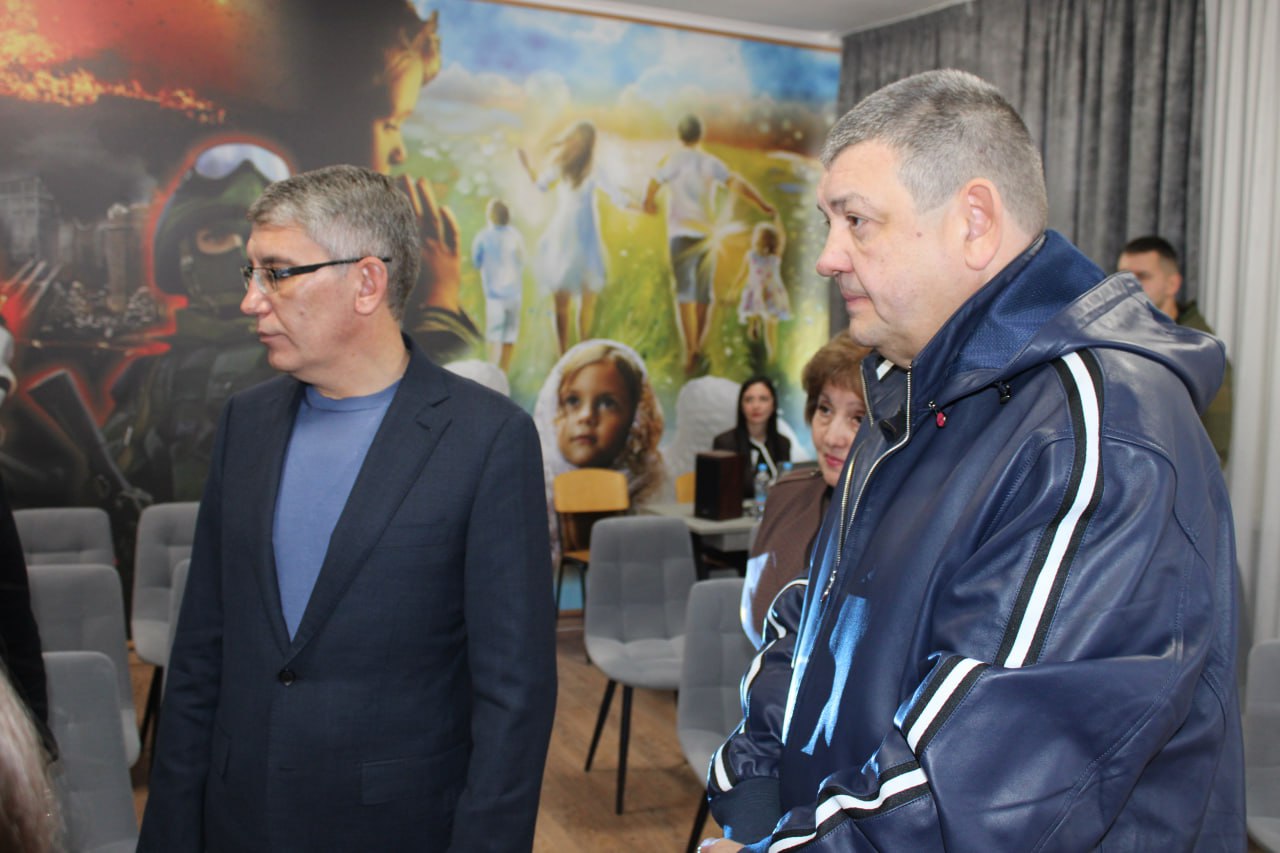 Иван Приходько: Во время рабочего визита в Горловку Губернатор Тульской области Дмитрий Вячеславович Миляев побывал в музейной комнате «Солнечный круг», экспозиция которой посвящена преступлениям украинских нацистов против... Иван Приходько: Во время рабочего визита в Горловку Губернатор Тульской области Дмитрий Вячеславович Миляев побывал в музейной комнате «Солнечный круг», экспозиция которой посвящена преступлениям украинских нацистов против...