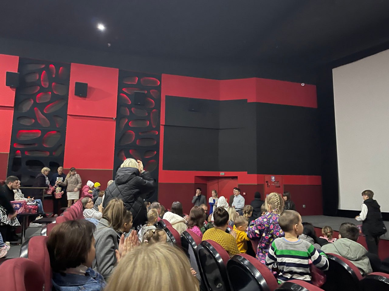 В Мариуполе полицейские организовали для семей сотрудников поход в кинотеатр