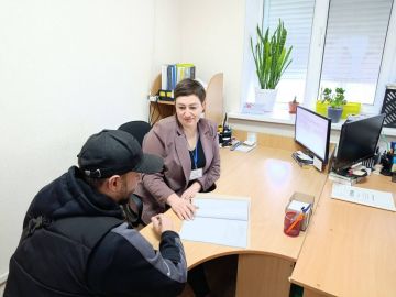 В Першотравневом центре занятости состоялся необычный рабочий день — руководство учреждения поменялось местами с сотрудниками, которые непосредственно работают с посетителями