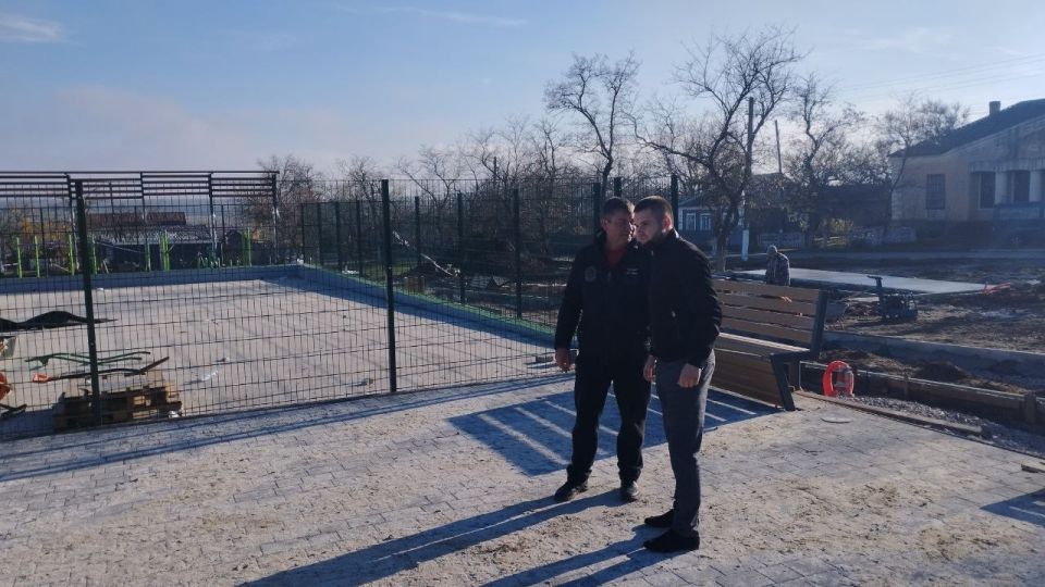 14.11.2025 в рамках Народной программы ВПП «Единая Россия» Председатель Тельмановского муниципального совета Дмитрий Липчанский провел мониторинг работ по благоустройству общественной территории, расположенной по адресу: с.... 14.11.2025 в рамках Народной программы ВПП «Единая Россия» Председатель Тельмановского муниципального совета Дмитрий Липчанский провел мониторинг работ по благоустройству общественной территории, расположенной по адресу: с....