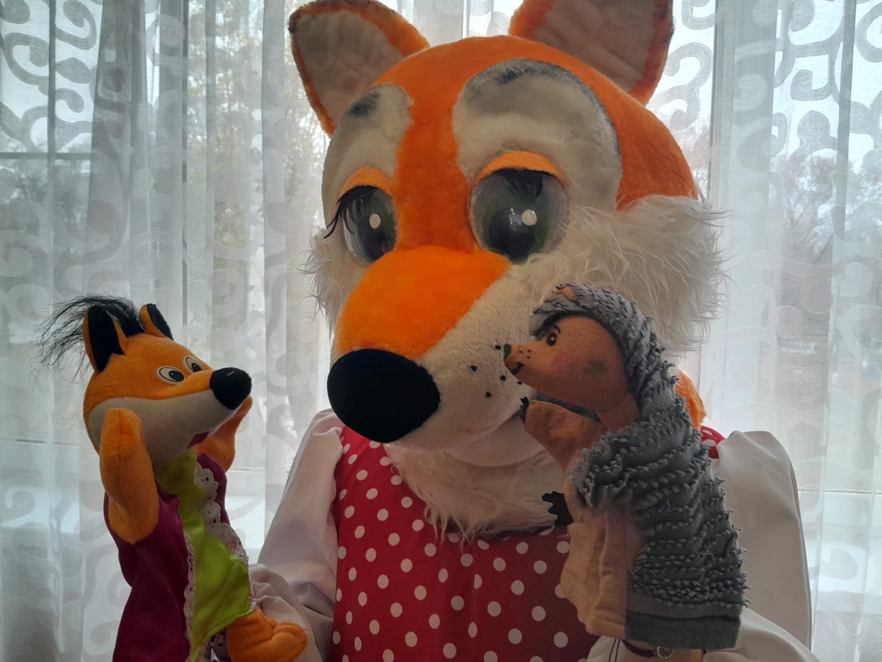 Осенняя сказка. Сотрудники детской библиотеки-филиала показали для воспитанников ГКДОУ "Детский сад № 4 "Сказка"" кукольный спектакль «Осенняя сказка» Осенняя сказка. Сотрудники детской библиотеки-филиала показали для воспитанников ГКДОУ "Детский сад № 4 "Сказка"" кукольный спектакль «Осенняя сказка»