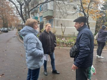 11 ноября 2025 года, начальник Светлодарского территориального отдела управления по работе с территориальными органами администрации городского округа Дебальцево Юлия Шевченко встретилась с жителями города Светлодарск