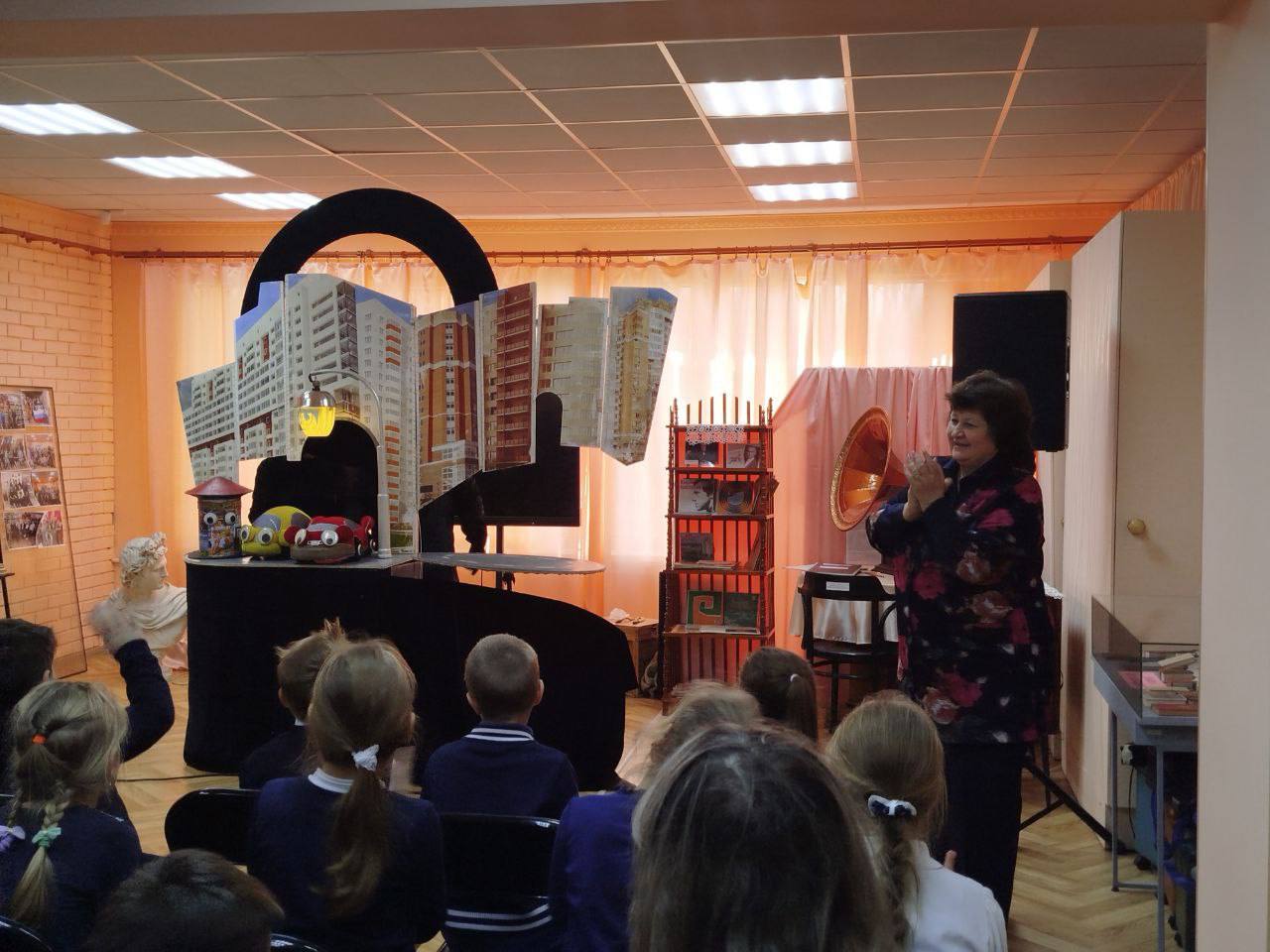 В Ясиноватском музее для школьников младших классов Донецкий кукольный театр показал спектакль "Осторожно, светофор!" с целью ознакомления детей с Правилами дорожного движения и обеспечения безопасности на дорогах В Ясиноватском музее для школьников младших классов Донецкий кукольный театр показал спектакль "Осторожно, светофор!" с целью ознакомления детей с Правилами дорожного движения и обеспечения безопасности на дорогах