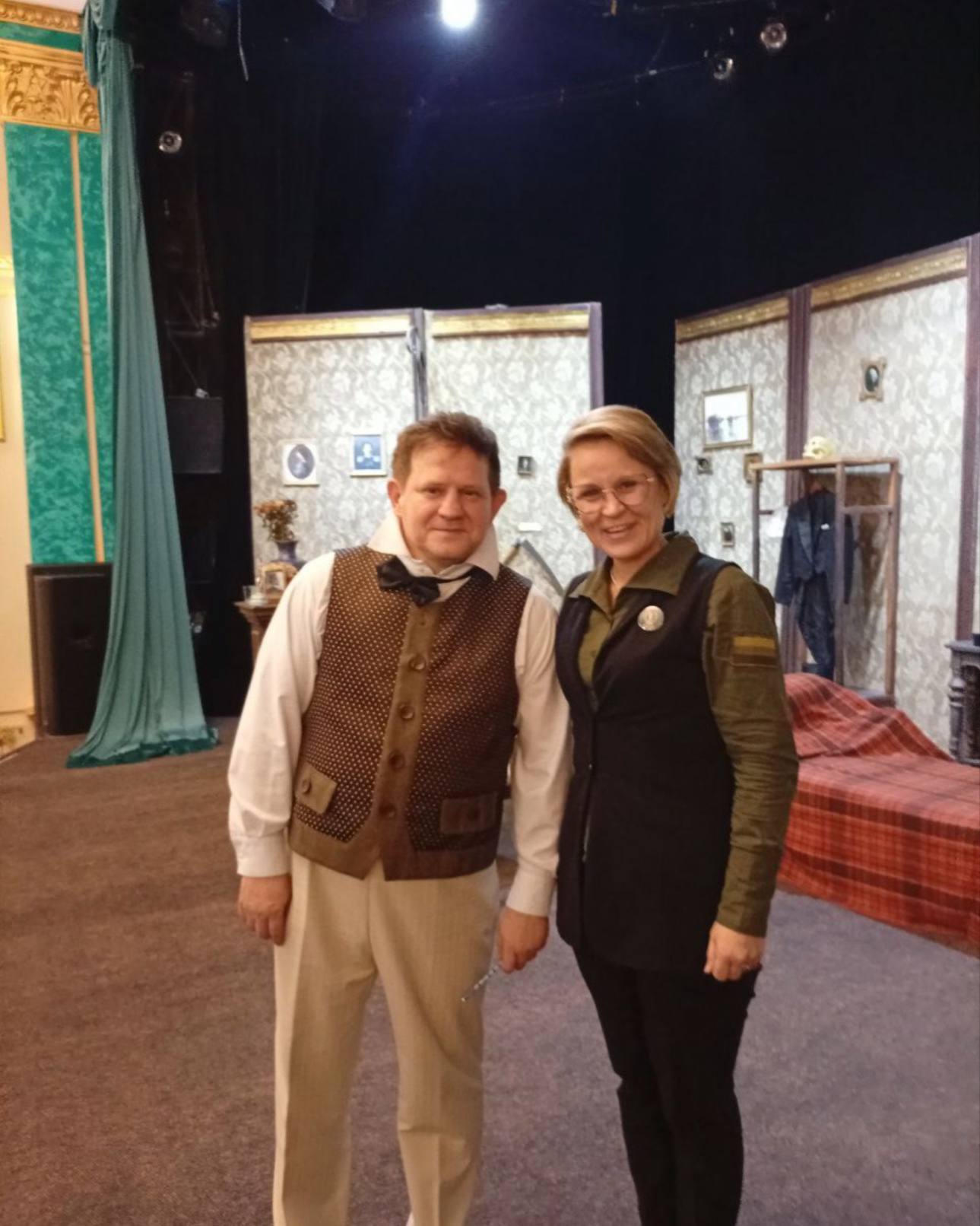 Вместе с подопечными семьями КСВО ДНР посмотрели спектакль с участием заслуженных артистов России Вместе с подопечными семьями КСВО ДНР посмотрели спектакль с участием заслуженных артистов России