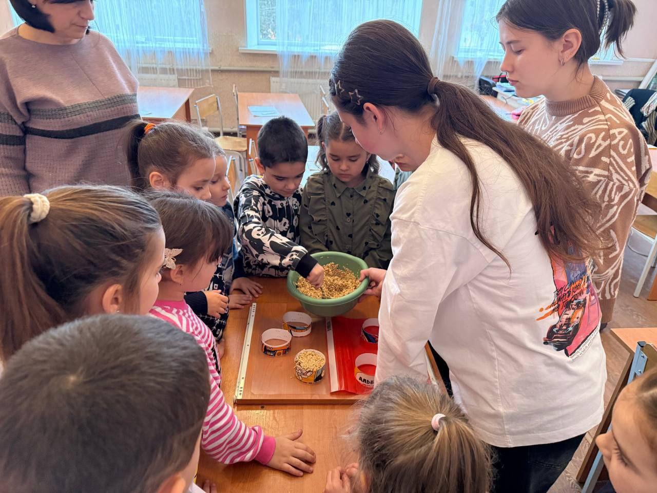 Мастер-класс по изготовлению и развешивание кормушек на территории школы прошел в Докучаевске Мастер-класс по изготовлению и развешивание кормушек на территории школы прошел в Докучаевске