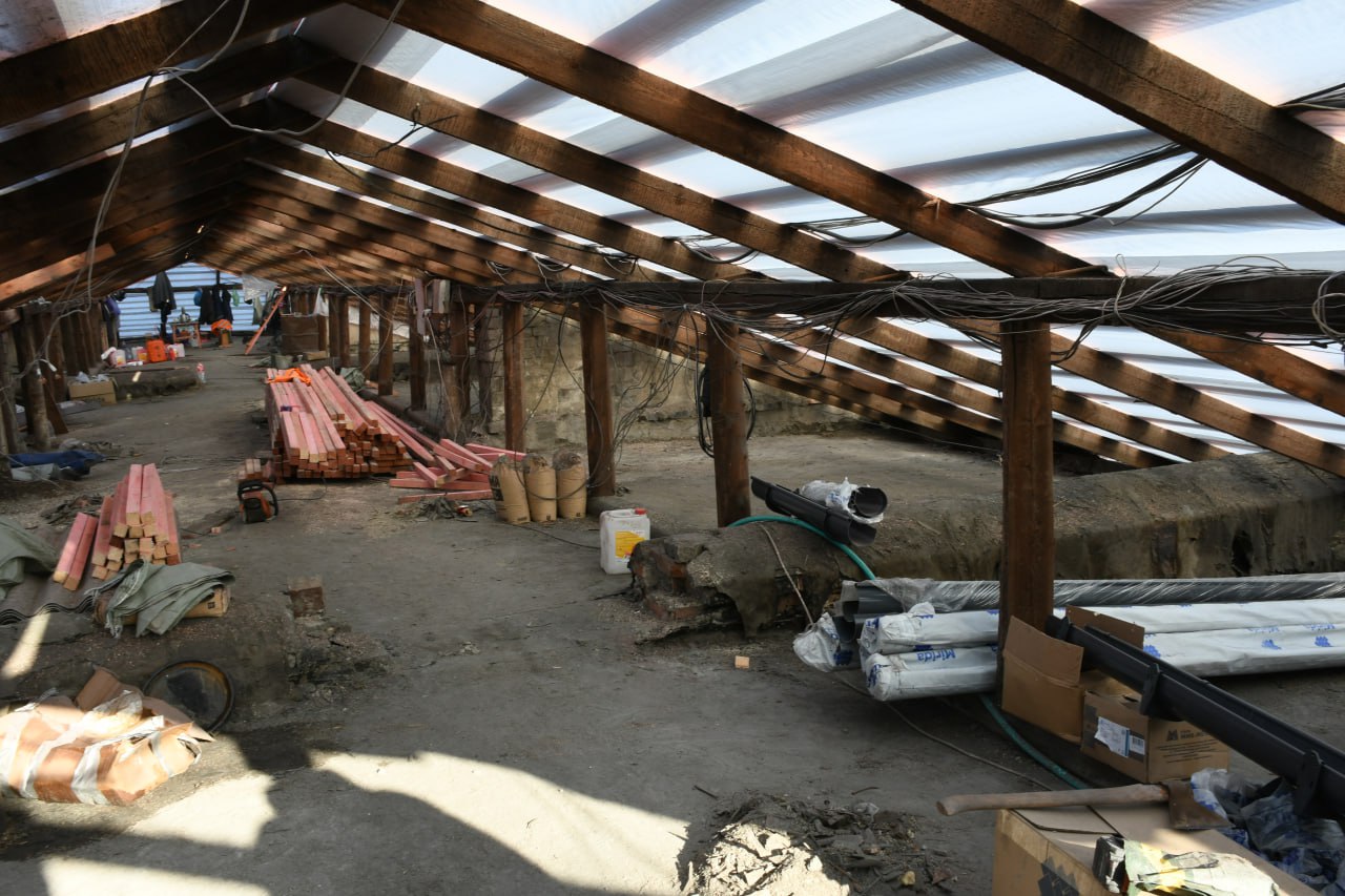 В Кировском продолжается ремонт крыш В Кировском продолжается ремонт крыш