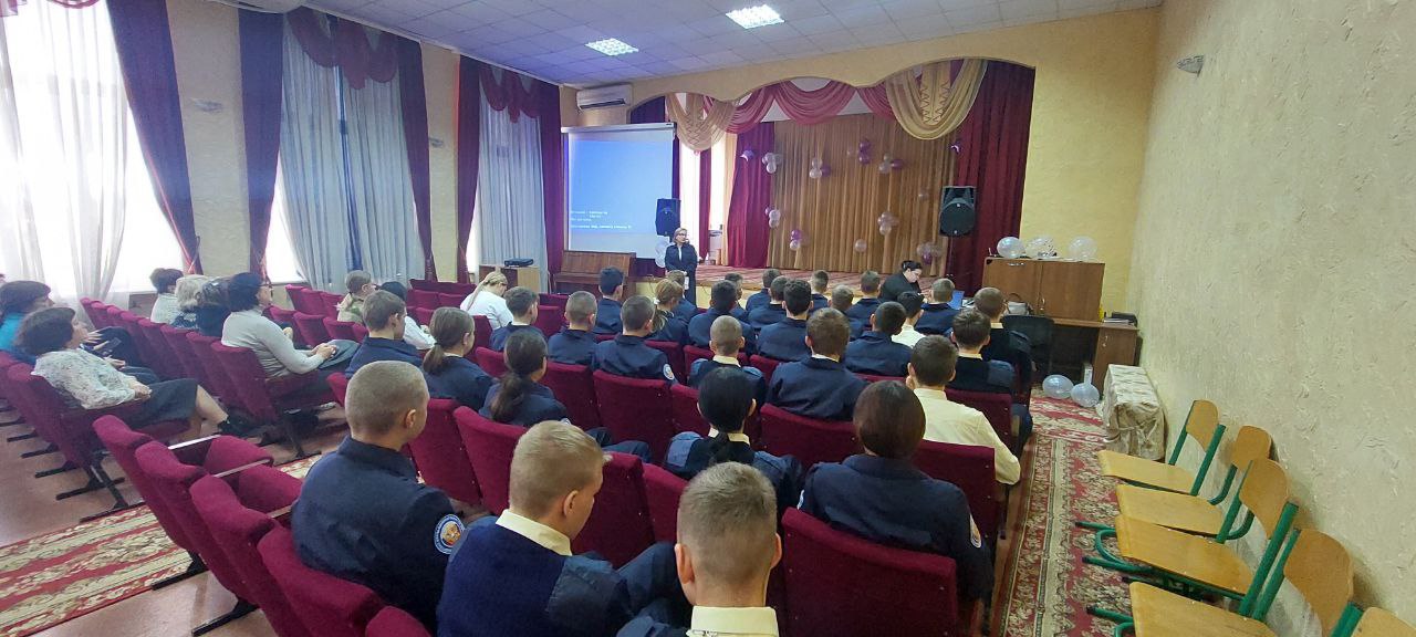 Сотрудники УБК МВД по ДНР провели лекцию по кибербезопасности для кадетов