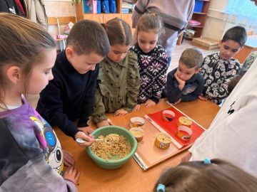 Мастер-класс по изготовлению и развешивание кормушек на территории школы прошел в Докучаевске