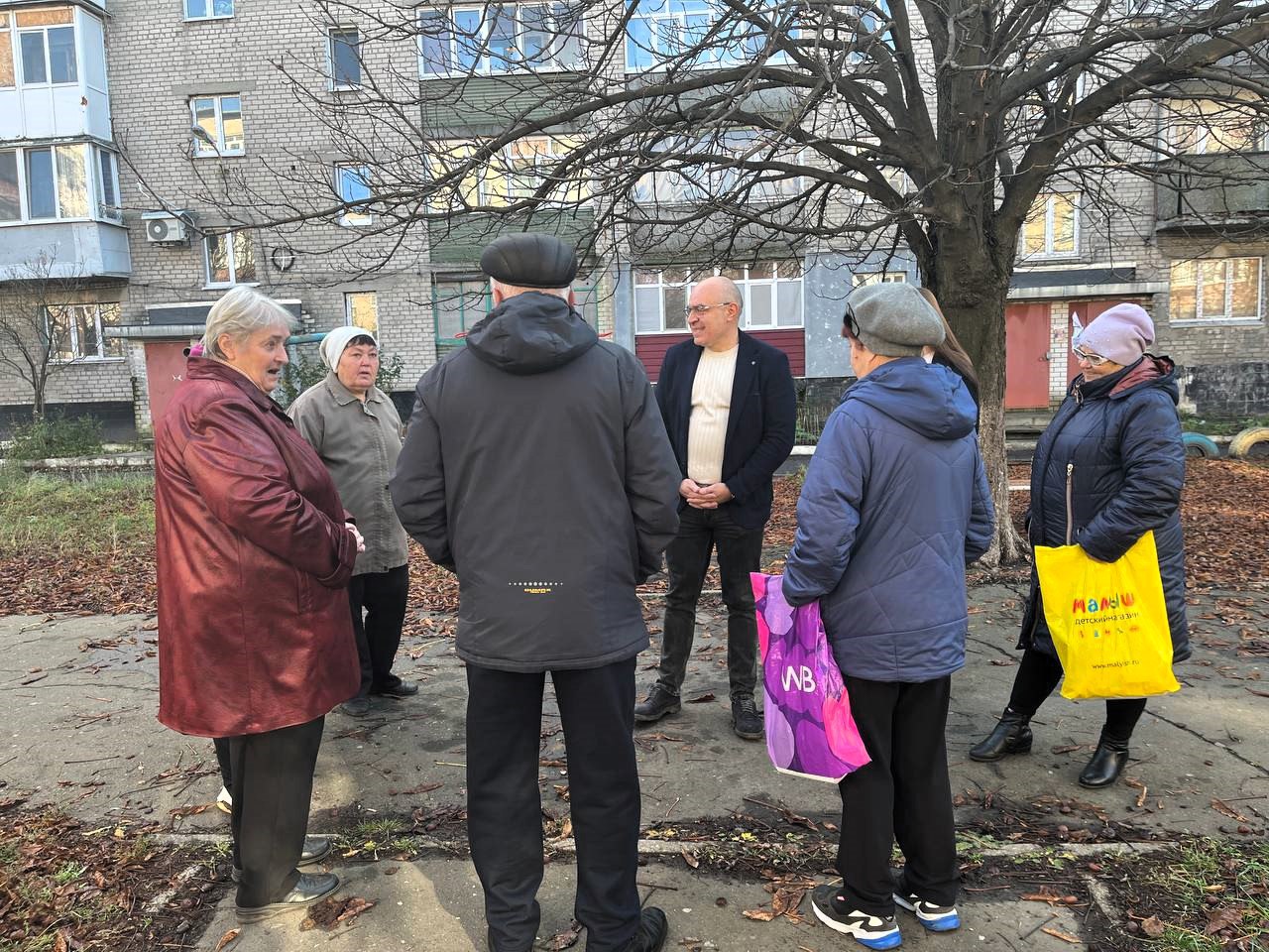 Сегодня, 14 ноября, первый заместитель главы администрации городского округа Дебальцево Максим Вельма провел встречу с населением