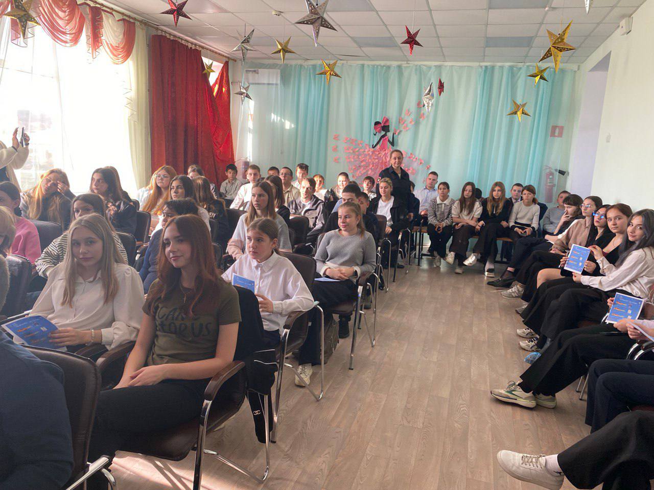 Сотрудники ГАИ Мангуша провели информационно-пропагандистскую акцию«Засветись» со школьниками Сотрудники ГАИ Мангуша провели информационно-пропагандистскую акцию«Засветись» со школьниками