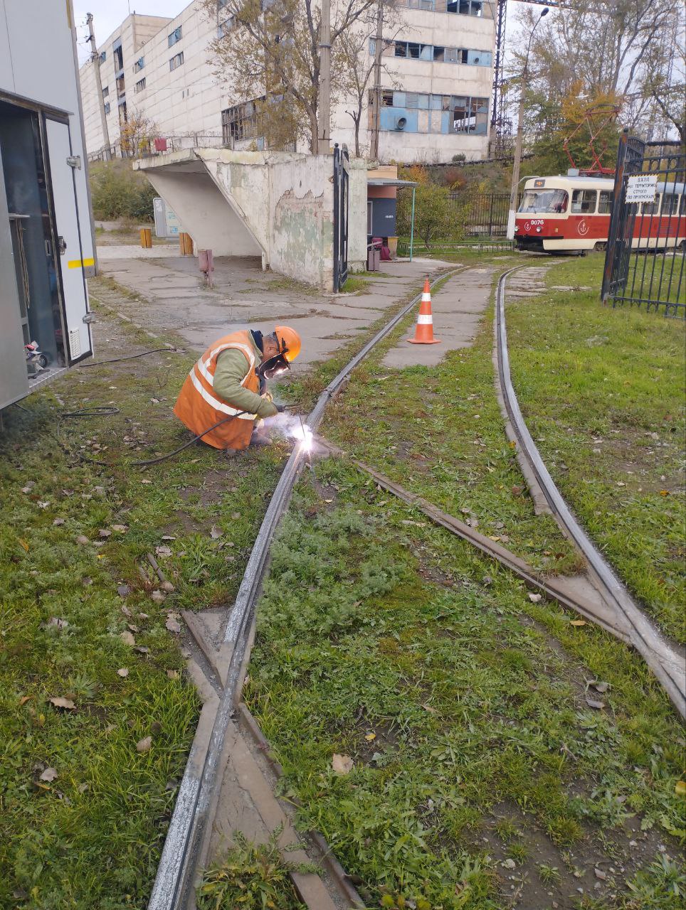 Специалисты службы по обслуживанию и ремонту пути МУП « МАРИУПОЛЬТРАНС» произвели ремонт 72 м одиночного пути, выполнив ремонт стыков, наплавку спецчастей и переустановку контррельса, установив его в проектное положение