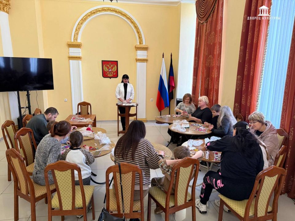 14 ноября в Харцызском городском Дворце культуры совместно с Отделением филиала Фонда «Защитники Отечества» по г. Харцызск состоялся мастер-класс по декоративному искусству 14 ноября в Харцызском городском Дворце культуры совместно с Отделением филиала Фонда «Защитники Отечества» по г. Харцызск состоялся мастер-класс по декоративному искусству