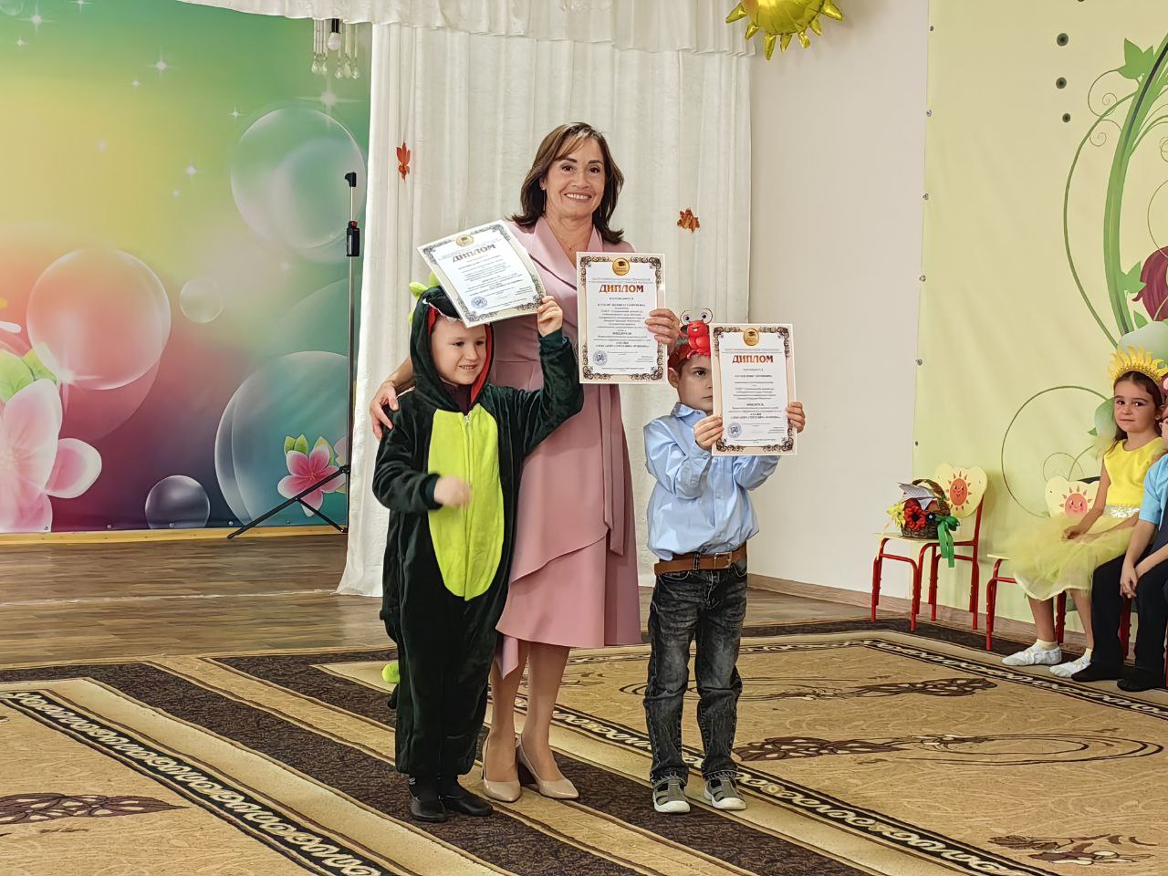 Сегодня на улице пасмурно и туманно, не хватает солнышка, а в детском саду "Катюша" тепло и уютно Сегодня на улице пасмурно и туманно, не хватает солнышка, а в детском саду "Катюша" тепло и уютно