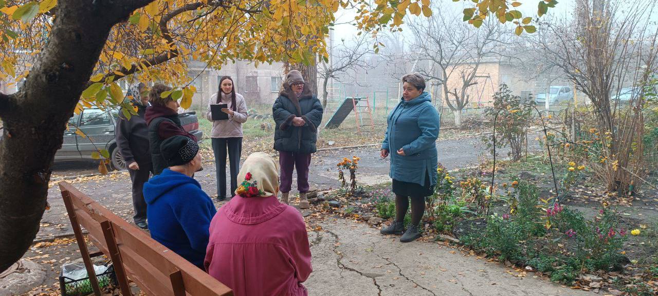 Сегодня, 14 ноября, начальник Зугрэсского территориального отдела Наталья Марушка провела встречу с жителями в городе Зугрэс на улице Ленинградской Сегодня, 14 ноября, начальник Зугрэсского территориального отдела Наталья Марушка провела встречу с жителями в городе Зугрэс на улице Ленинградской