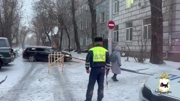 Госавтоинспекция регулирует движение на месте коммунальной аварии в Правобережном округе Иркутска