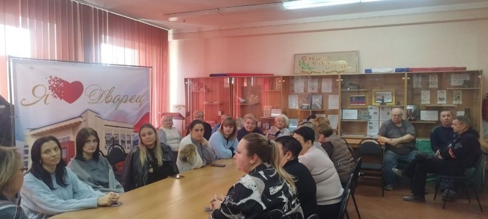 Сегодня, 14 ноября, депутат Макеевского городского совета Татьяна Репунова провела встречу с трудовым коллективом Муниципального бюджетного учреждения дополнительного образования «Городской Дворец детского и юношеского... Сегодня, 14 ноября, депутат Макеевского городского совета Татьяна Репунова провела встречу с трудовым коллективом Муниципального бюджетного учреждения дополнительного образования «Городской Дворец детского и юношеского...