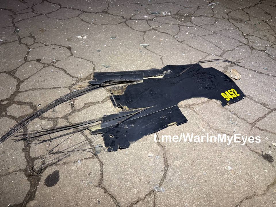 Последствия удара дрона в стену 16-ти этажного жилого дома в Ленинском районе Донецка Последствия удара дрона в стену 16-ти этажного жилого дома в Ленинском районе Донецка