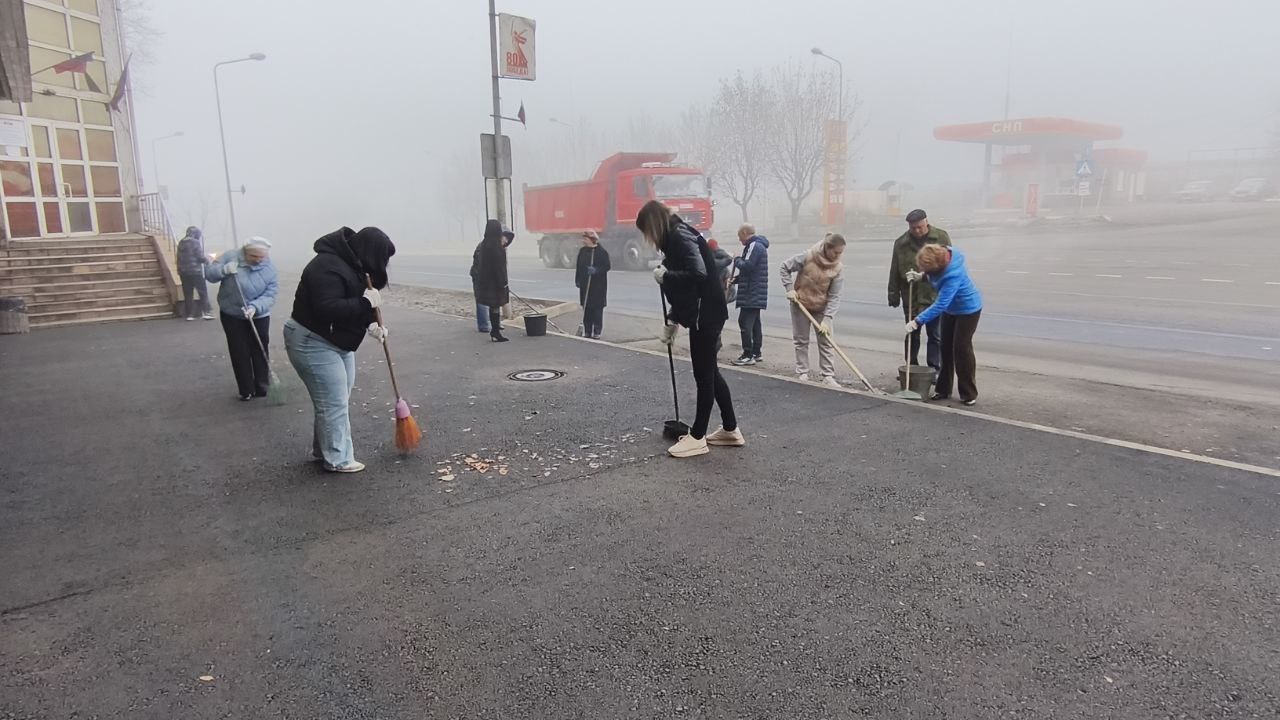 Сотрудники центра занятости на субботнике Сотрудники центра занятости на субботнике