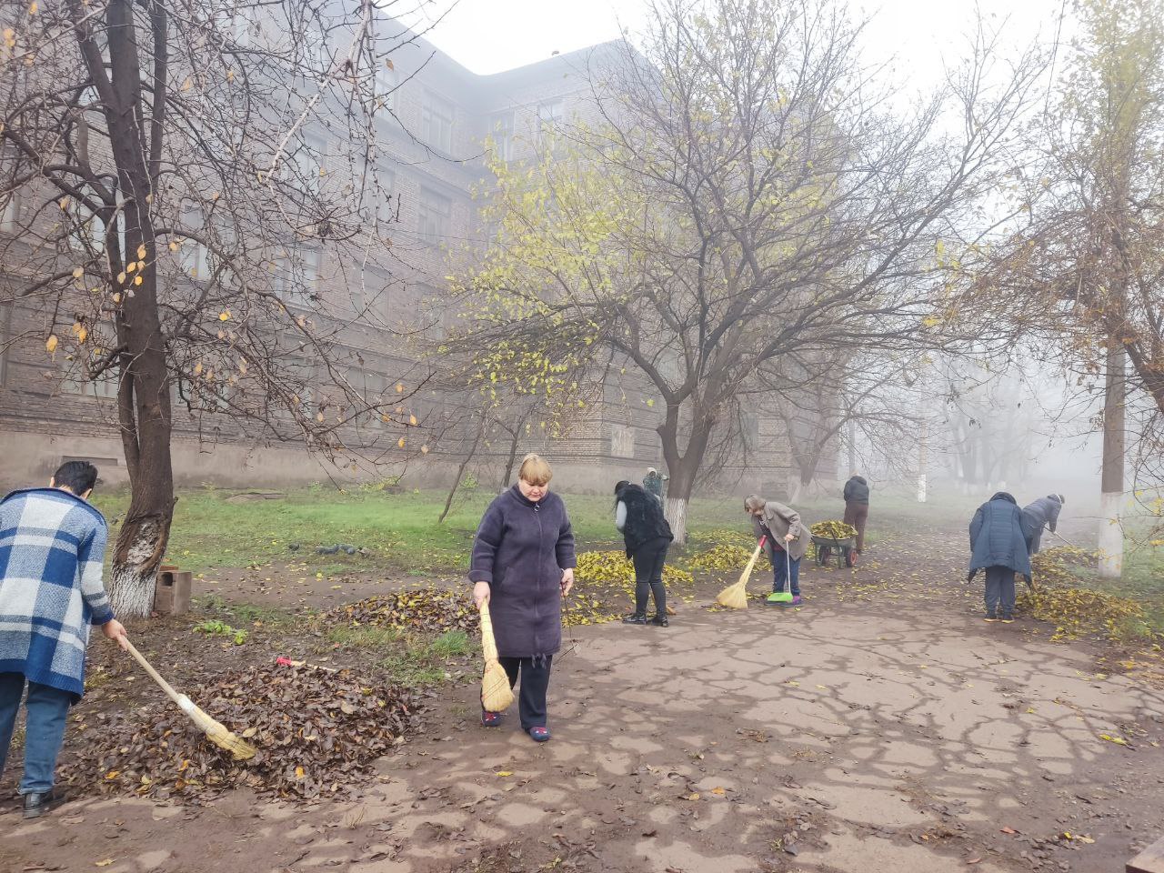 Студенты и сотрудники средних специальных учебных заведений приняли участие в общегородском субботнике Студенты и сотрудники средних специальных учебных заведений приняли участие в общегородском субботнике
