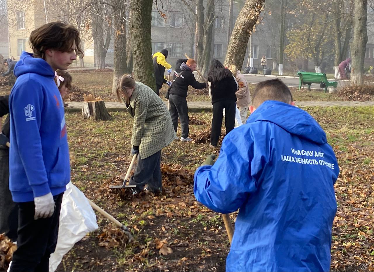 Евгений Поплавский: Чистота общими силами: масштабный субботник прошел на территории ЦГБ Евгений Поплавский: Чистота общими силами: масштабный субботник прошел на территории ЦГБ