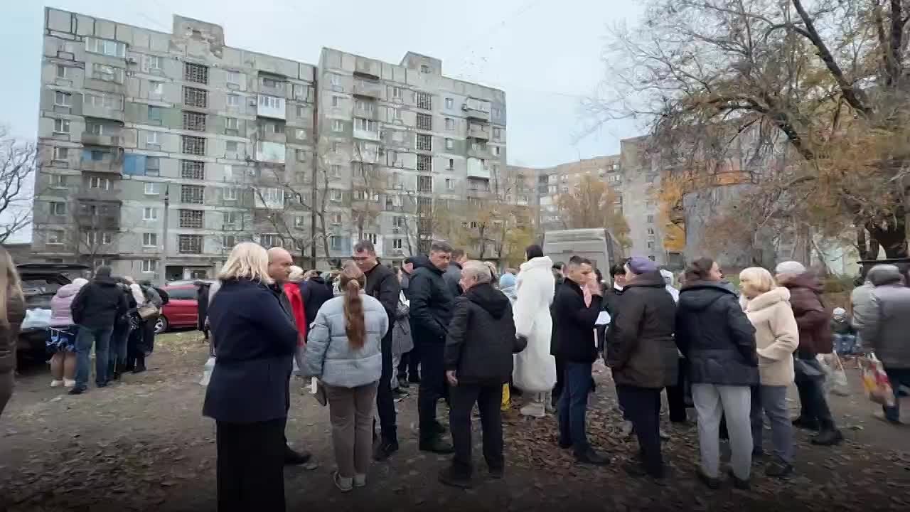 Секретарь #Комитет_по_образованию_науке_культуре_и_делам_общественных_организаций Алексей Муратов привез воду жителям улицы Черниговской в Калининском районе Донецка