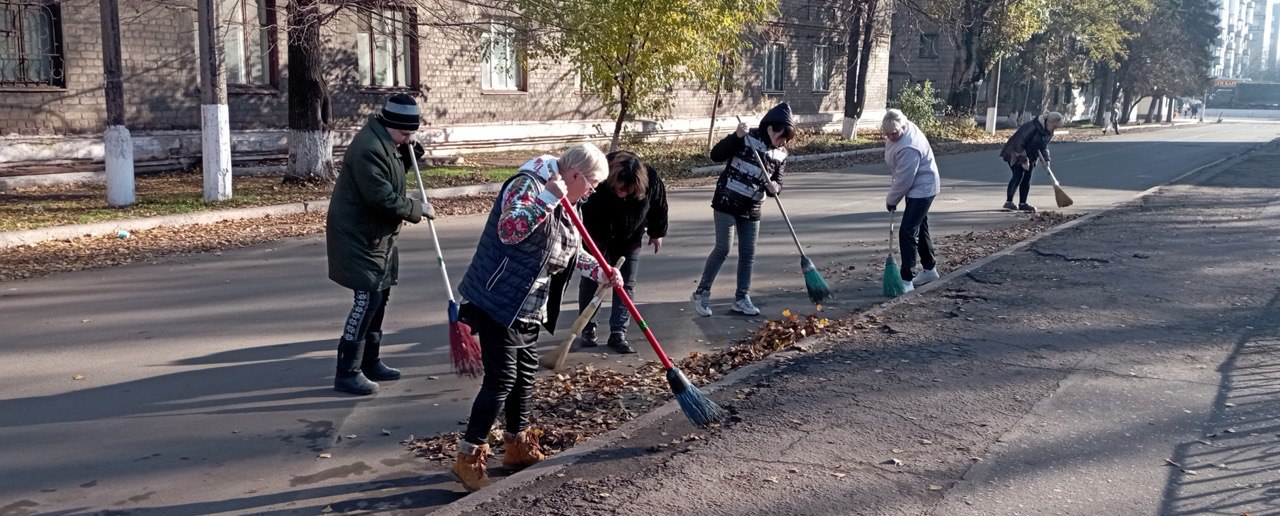 Игорь Мартынов: Работники учреждений культуры городского округа Енакиево приняли участие в общегородском субботнике Игорь Мартынов: Работники учреждений культуры городского округа Енакиево приняли участие в общегородском субботнике