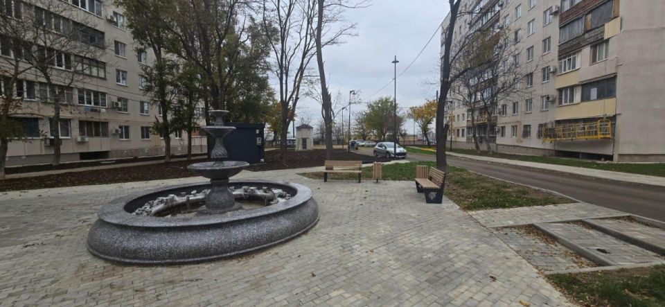 Специалисты из Санкт-Петербурга завершили благоустройство дворов в Мариуполе Специалисты из Санкт-Петербурга завершили благоустройство дворов в Мариуполе