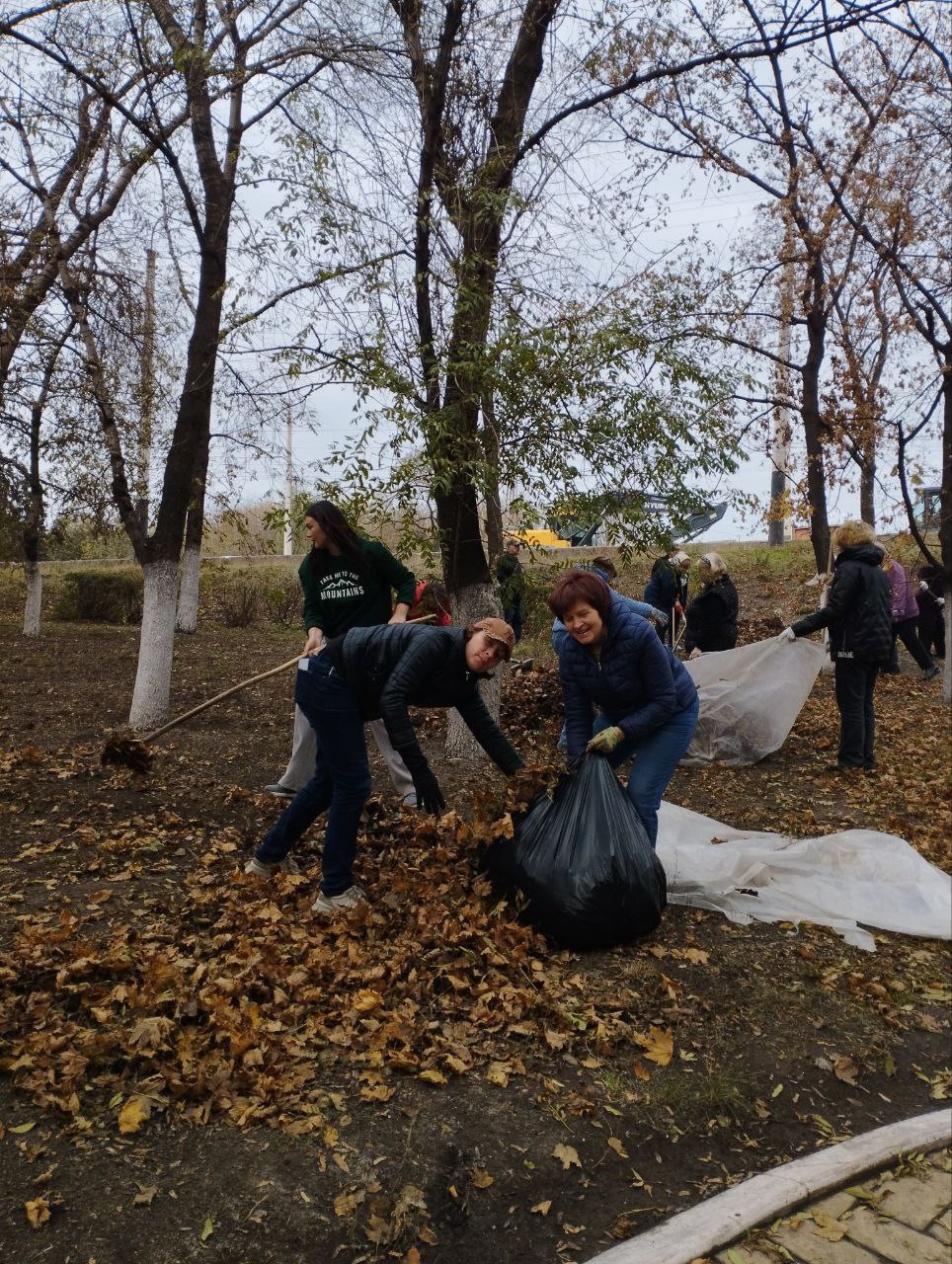 Игорь Мартынов: Работники учреждений культуры городского округа Енакиево приняли участие в общегородском субботнике Игорь Мартынов: Работники учреждений культуры городского округа Енакиево приняли участие в общегородском субботнике