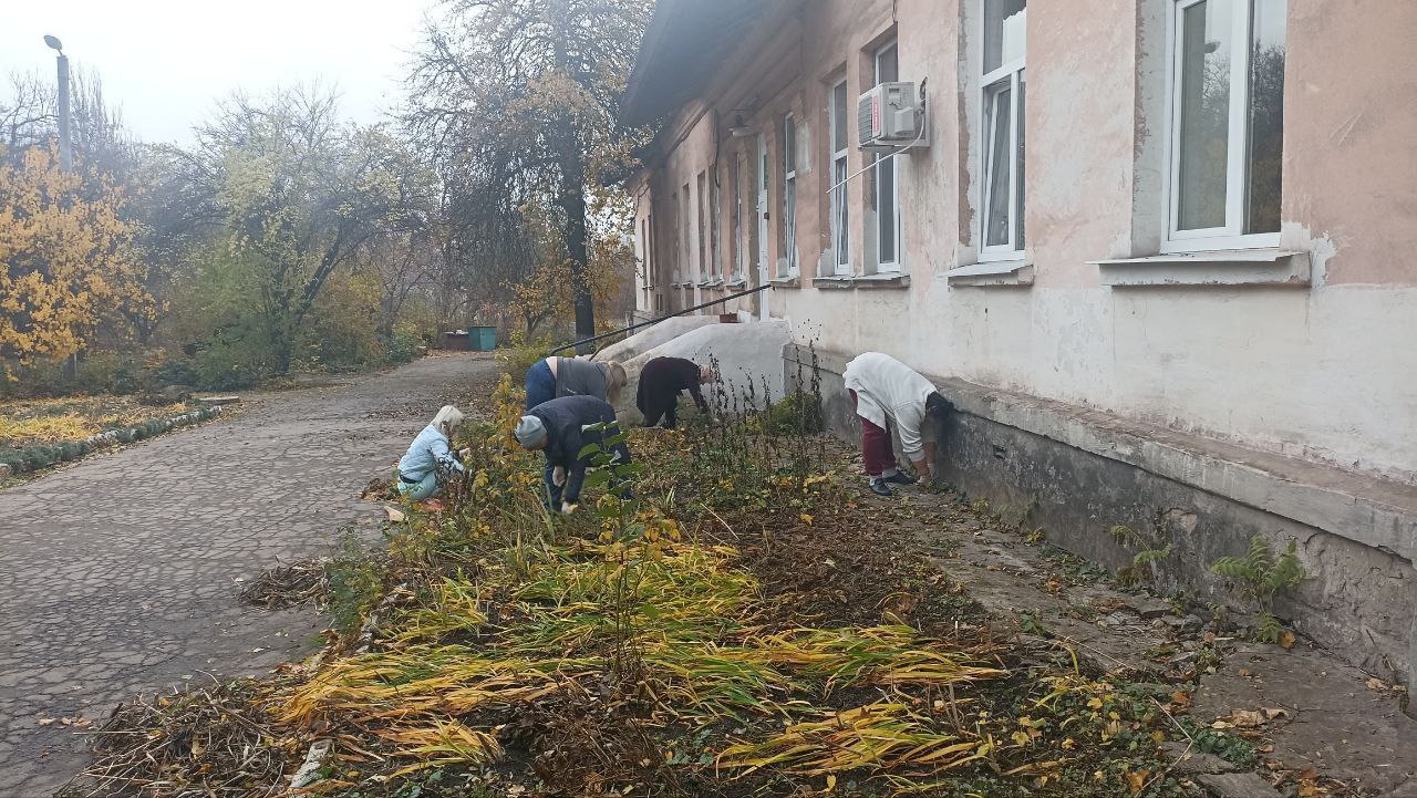 Работники учреждений здравоохранения приняли участие в общегородском субботнике Работники учреждений здравоохранения приняли участие в общегородском субботнике
