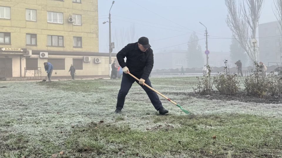 Игорь Мартынов: Общегородской субботник. 15 ноября в городском округе Енакиево прошёл масштабный общегородской субботник Игорь Мартынов: Общегородской субботник. 15 ноября в городском округе Енакиево прошёл масштабный общегородской субботник