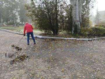 Сотрудники управления по обеспечению деятельности территорий администрации городского округа Енакиево приняли участие в общегородском субботнике