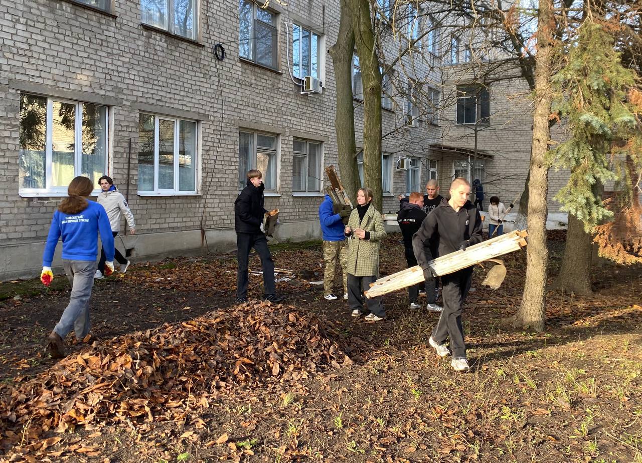 Евгений Поплавский: Чистота общими силами: масштабный субботник прошел на территории ЦГБ Евгений Поплавский: Чистота общими силами: масштабный субботник прошел на территории ЦГБ