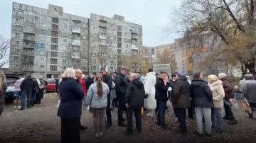 Секретарь #Комитет_по_образованию_науке_культуре_и_делам_общественных_организаций Алексей Муратов привез воду жителям улицы Черниговской в Калининском районе Донецка