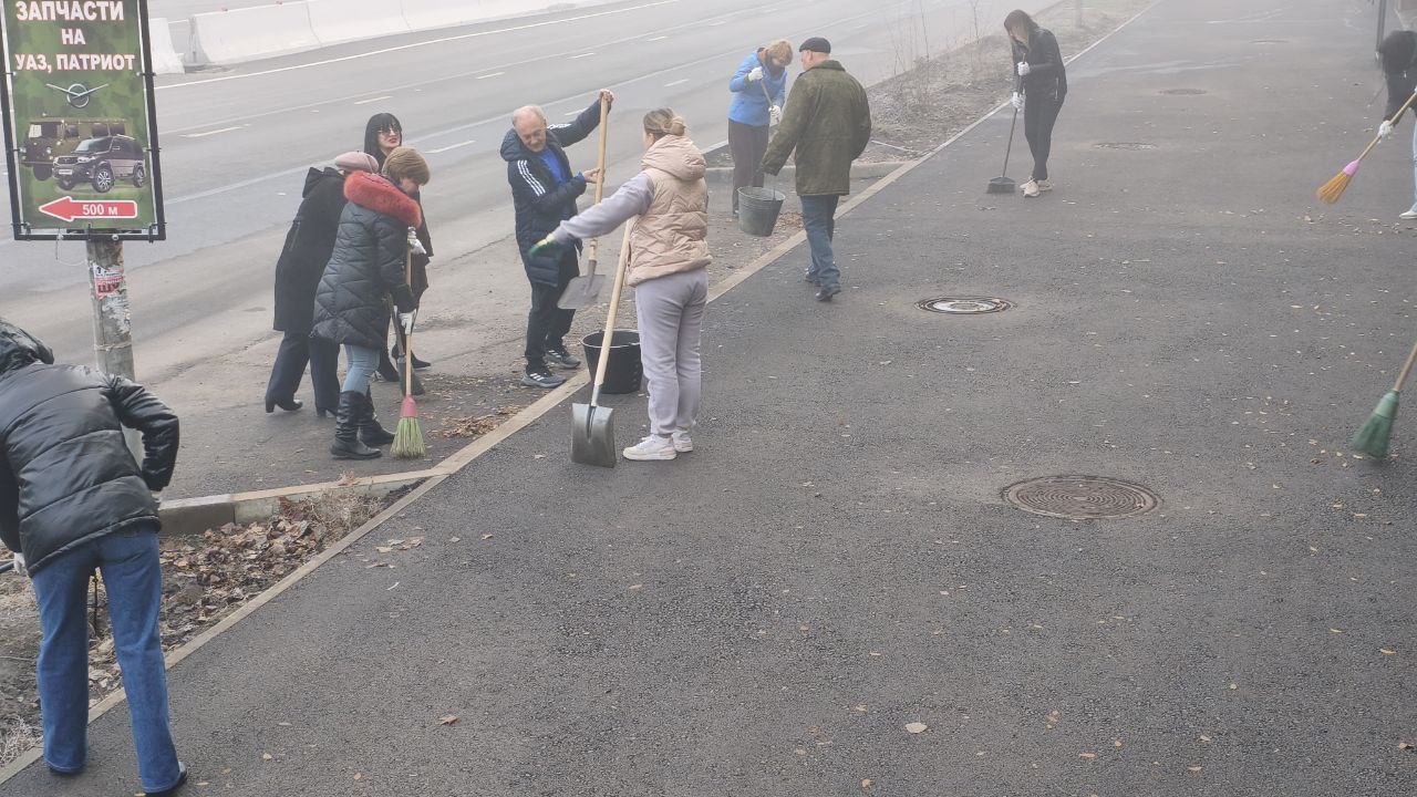 Сотрудники центра занятости на субботнике Сотрудники центра занятости на субботнике