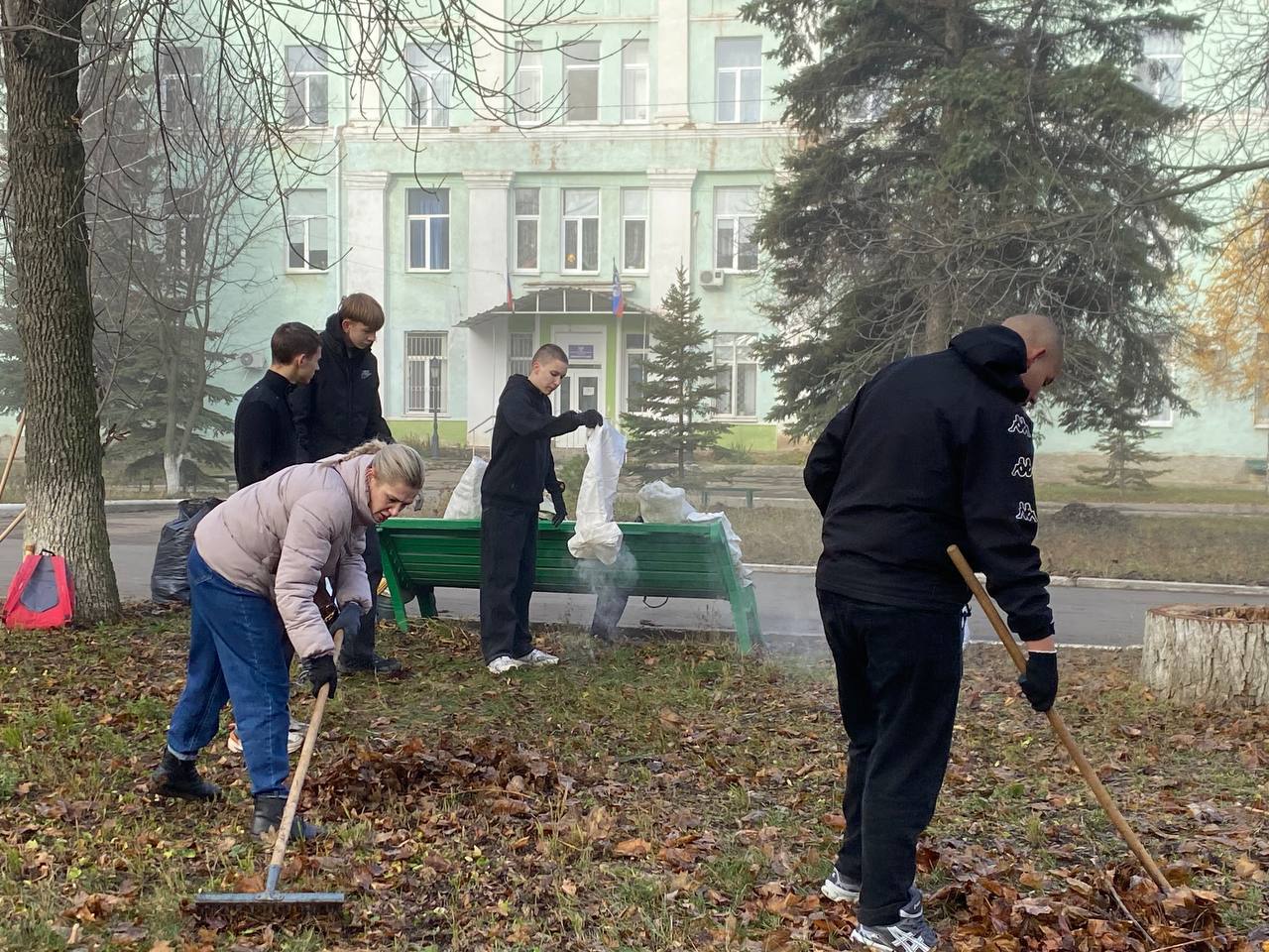 Евгений Поплавский: Чистота общими силами: масштабный субботник прошел на территории ЦГБ Евгений Поплавский: Чистота общими силами: масштабный субботник прошел на территории ЦГБ