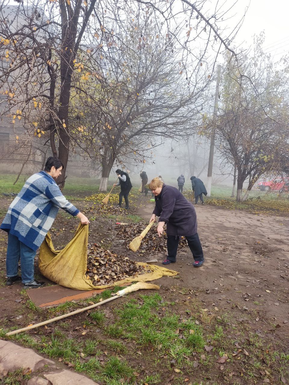 Студенты и сотрудники средних специальных учебных заведений приняли участие в общегородском субботнике Студенты и сотрудники средних специальных учебных заведений приняли участие в общегородском субботнике