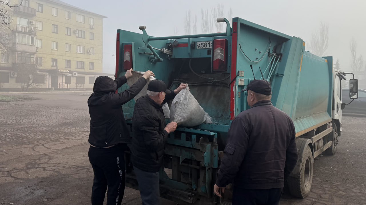 Игорь Мартынов: Общегородской субботник. 15 ноября в городском округе Енакиево прошёл масштабный общегородской субботник Игорь Мартынов: Общегородской субботник. 15 ноября в городском округе Енакиево прошёл масштабный общегородской субботник