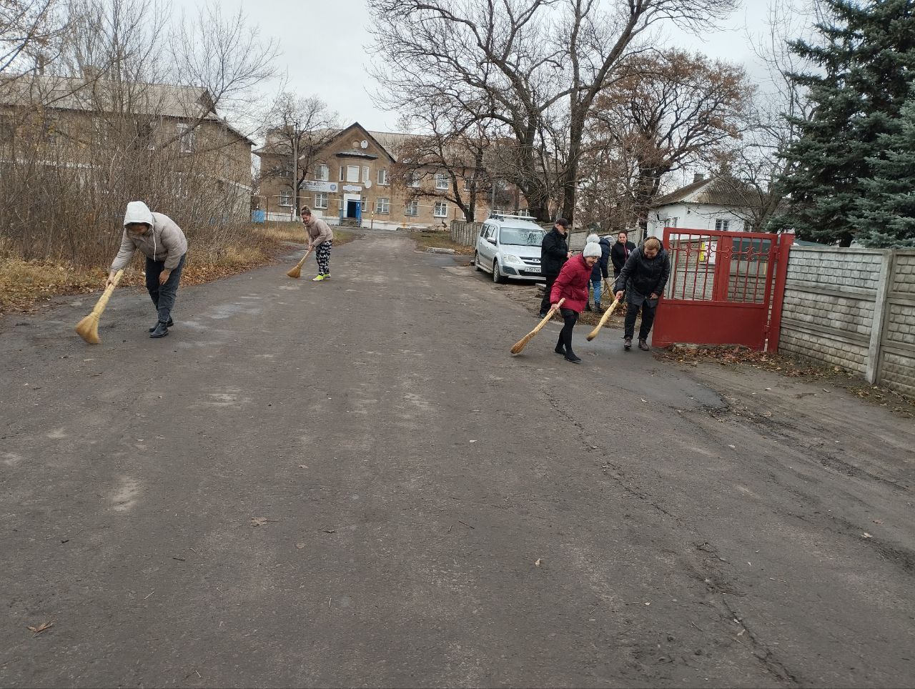 Игорь Мартынов: Образовательные учреждения городского округа Енакиево приняли участие в общегородском субботнике Игорь Мартынов: Образовательные учреждения городского округа Енакиево приняли участие в общегородском субботнике
