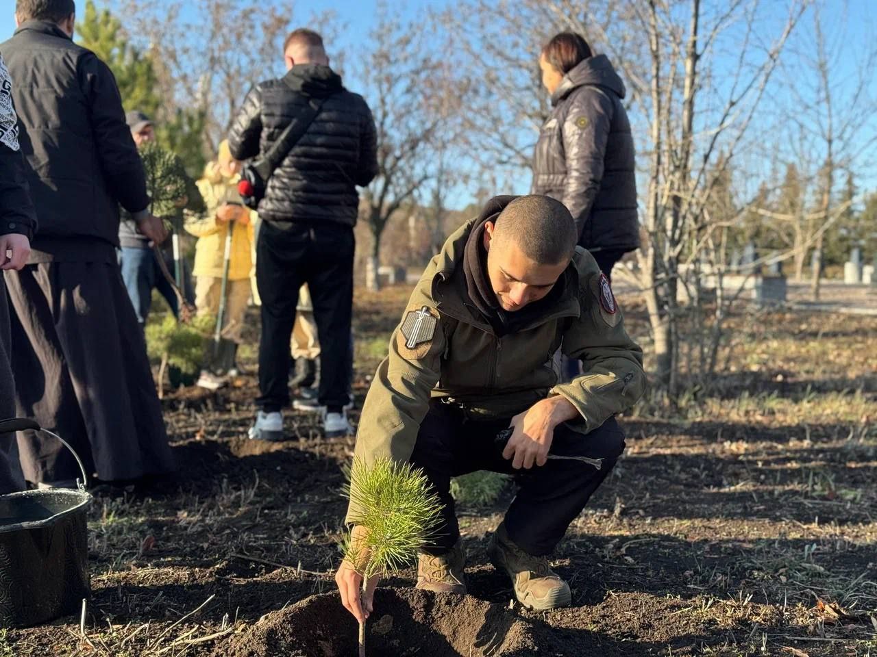 Александр Шатов: Представители Шахтерского округа и Усть-Донецкого района высадили деревья на Саур-Могиле Александр Шатов: Представители Шахтерского округа и Усть-Донецкого района высадили деревья на Саур-Могиле