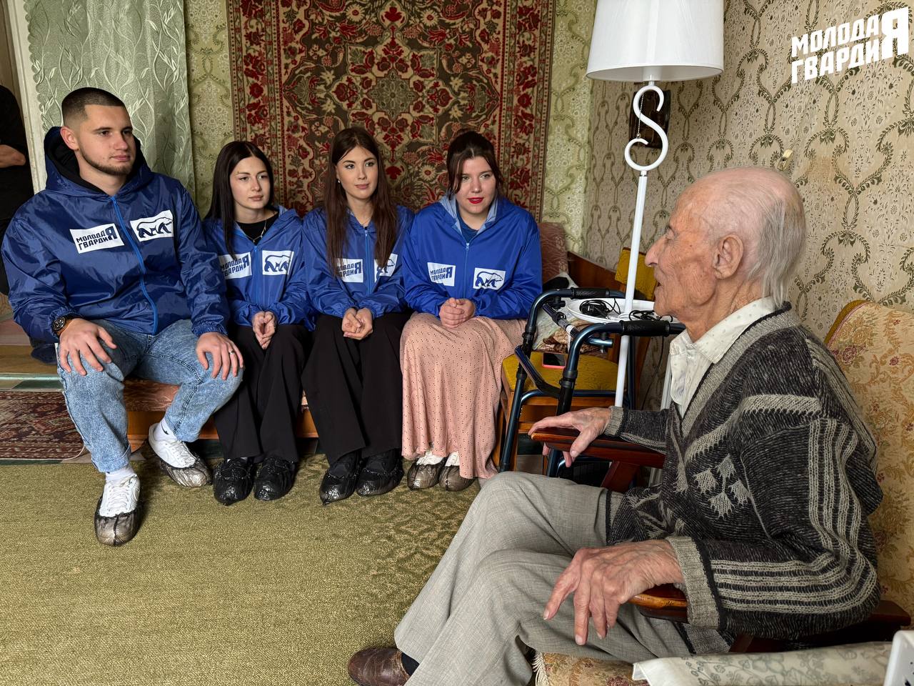 Активисты «Молодой Гвардии» вновь навестили ветерана Великой Отечественной войны — Степана Васильевича Волошина Активисты «Молодой Гвардии» вновь навестили ветерана Великой Отечественной войны — Степана Васильевича Волошина