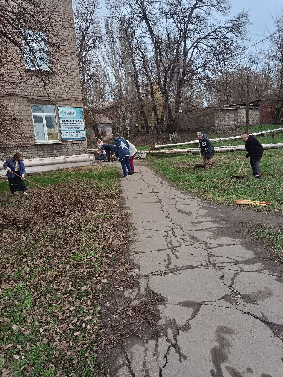 Работники учреждений здравоохранения приняли участие в общегородском субботнике Работники учреждений здравоохранения приняли участие в общегородском субботнике