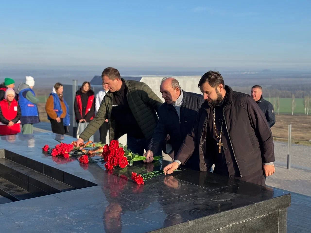 Александр Шатов: Представители Шахтерского округа и Усть-Донецкого района высадили деревья на Саур-Могиле Александр Шатов: Представители Шахтерского округа и Усть-Донецкого района высадили деревья на Саур-Могиле