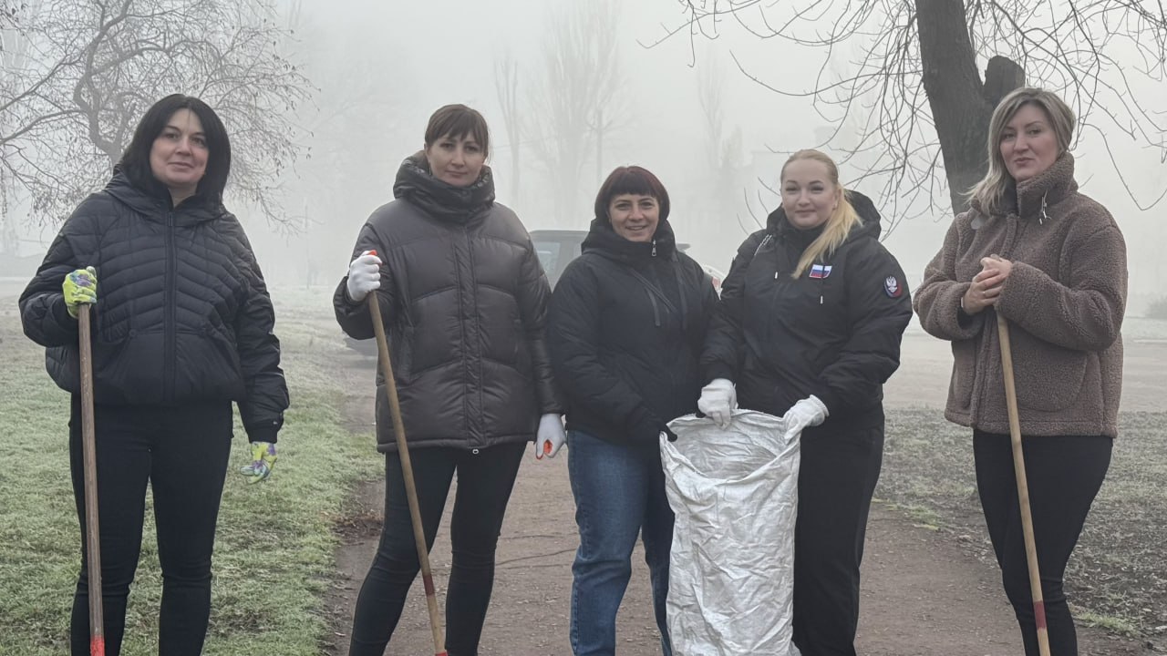 Игорь Мартынов: Общегородской субботник. 15 ноября в городском округе Енакиево прошёл масштабный общегородской субботник Игорь Мартынов: Общегородской субботник. 15 ноября в городском округе Енакиево прошёл масштабный общегородской субботник