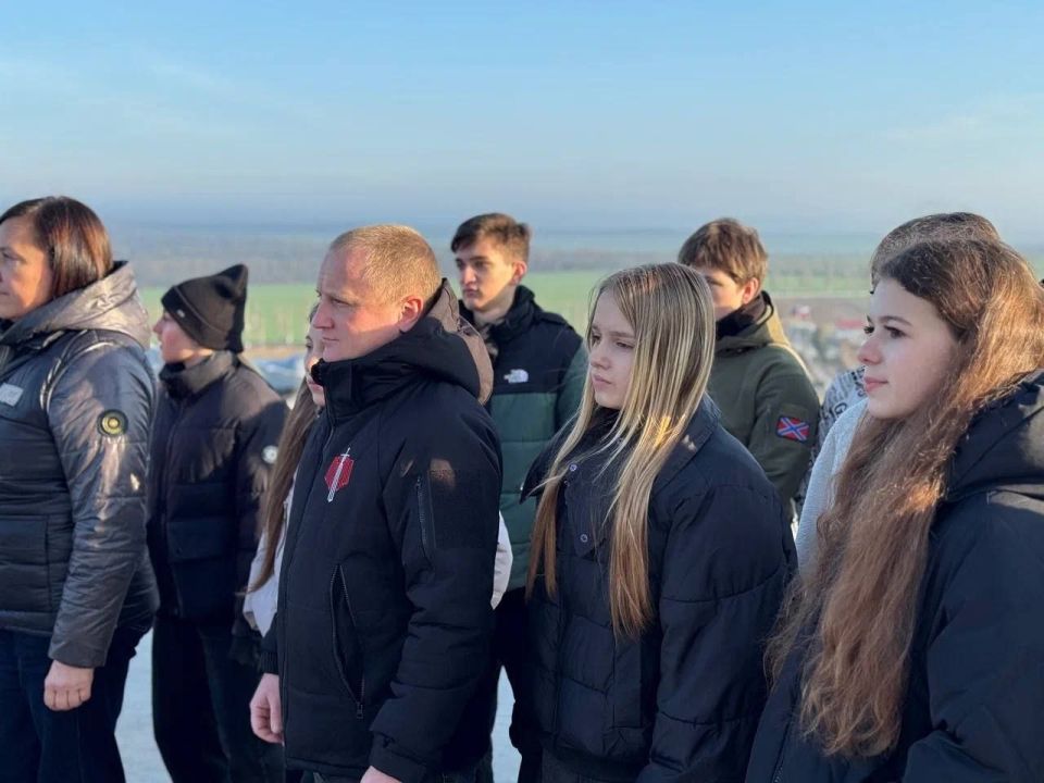 Александр Шатов: Представители Шахтерского округа и Усть-Донецкого района высадили деревья на Саур-Могиле Александр Шатов: Представители Шахтерского округа и Усть-Донецкого района высадили деревья на Саур-Могиле