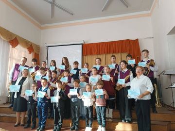 15 ноября 2025 года в концертном зале Харцызской детской школы искусств прошла лекция-концерт, приуроченная ко Всероссийскому дню посвящения в духовики юных музыкантов, обучаюшихся на духовых инструментах