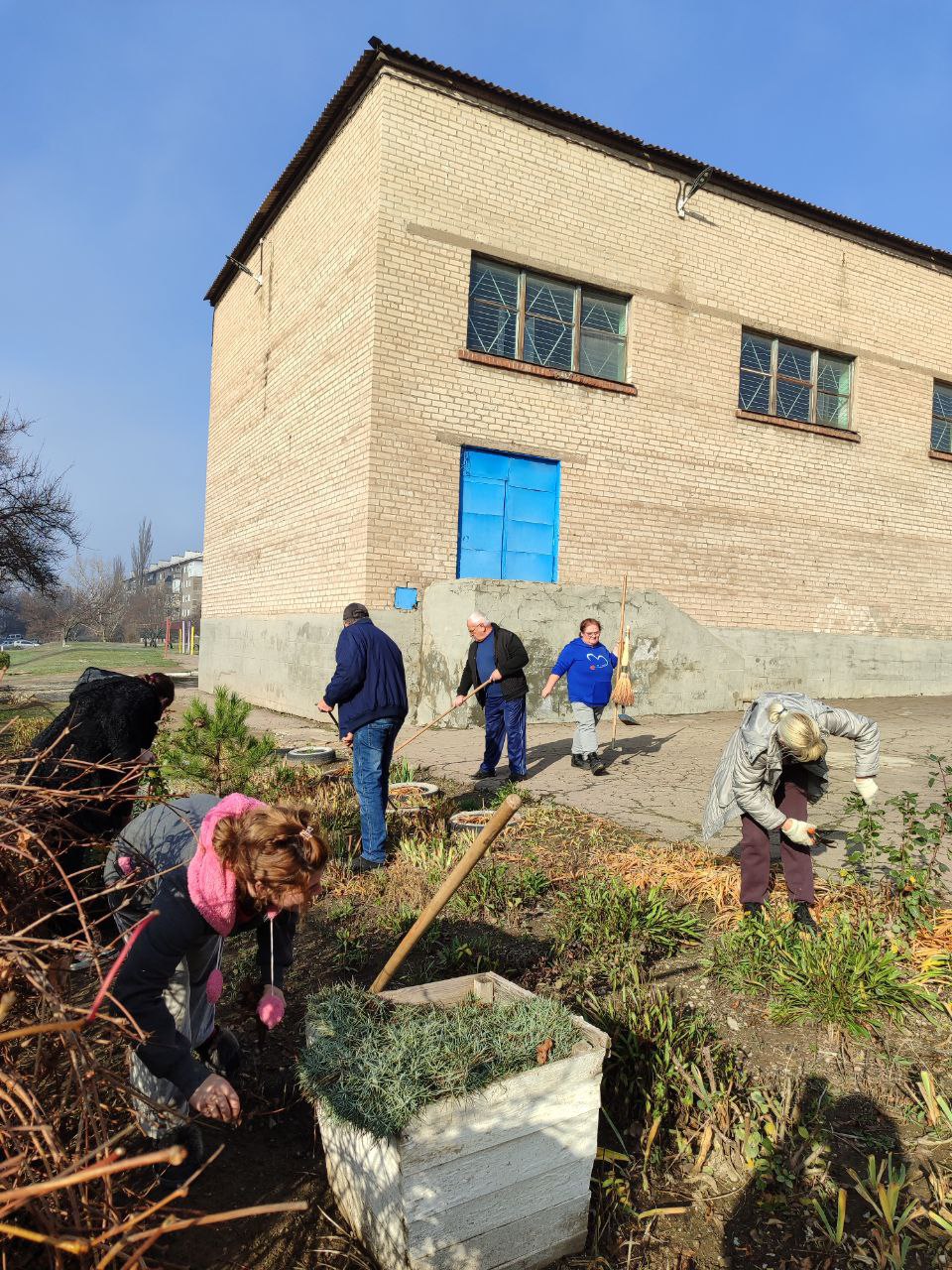 Игорь Мартынов: Образовательные учреждения городского округа Енакиево приняли участие в общегородском субботнике Игорь Мартынов: Образовательные учреждения городского округа Енакиево приняли участие в общегородском субботнике