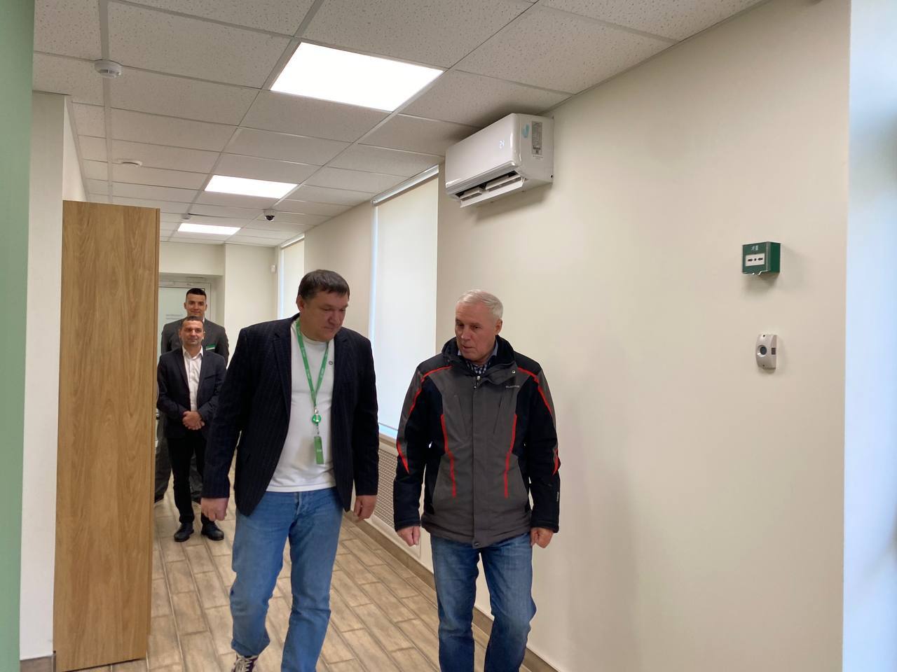 Евгений Поплавский: В ходе рабочего визита ознакомился с работой офиса Сбера в Харцызске, который находится на улице Вокзальной Евгений Поплавский: В ходе рабочего визита ознакомился с работой офиса Сбера в Харцызске, который находится на улице Вокзальной