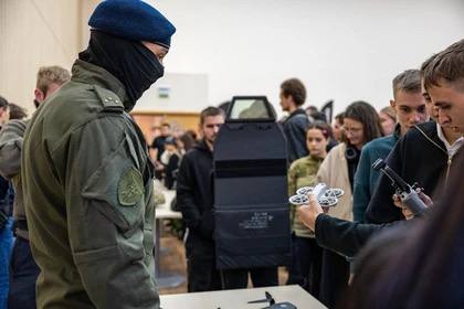 В ДНР сотрудники СОБРа и ОМОНа провели мастер-классы и лекции для молодежи